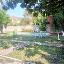 Jardín exterior con mobiliario